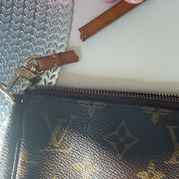Vintage Louis Vuitton bag needs new strap great condition! My first LV bag! - Picture 2 of 8